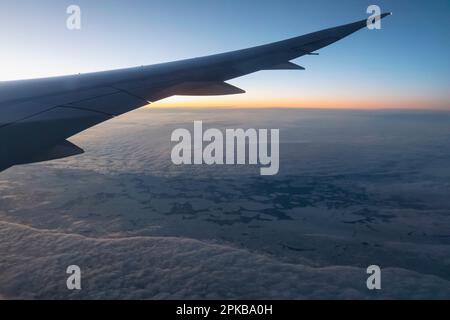 Volare Aeroplane Wing e Dawn Glow sopra il Polo Nord Foto Stock