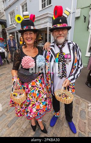 Inghilterra, Dorset, Bridport, l'annuale Festival del cappello di Bridport, cappelli pieni di colori Foto Stock