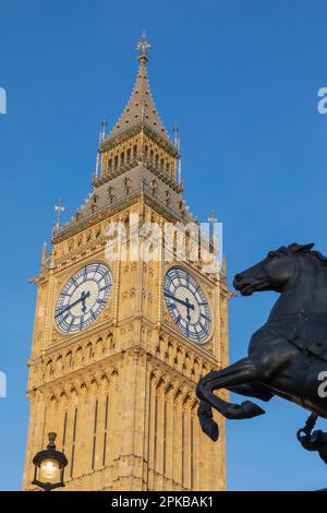 Inghilterra, Londra, Westminster, Big ben e Statua della Regina Boadea Foto Stock