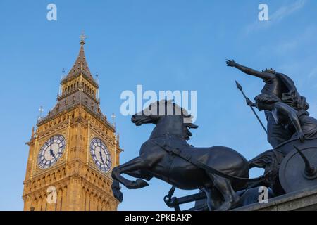 Inghilterra, Londra, Westminster, Big ben e Statua della Regina Boadea Foto Stock