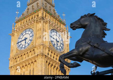 Inghilterra, Londra, Westminster, Big ben e Statua della Regina Boadea Foto Stock