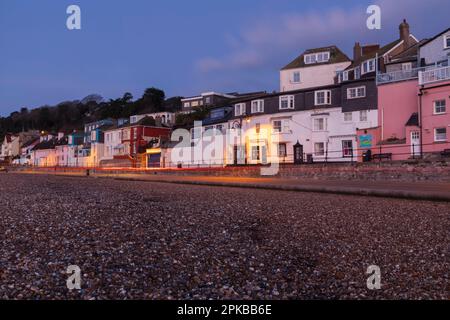 Inghilterra, Dorset, The Jurassic Coast, Lyme Regis, Colourful Beachfront Properties Foto Stock