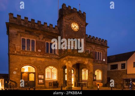 Inghilterra, Dorset, Shaftesbury, Shaftesbury Town Hall illuminato di notte Foto Stock