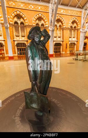 Inghilterra, Londra, Stazione di St.Pancras, Statua di John Betjeman di Martin Jennings Foto Stock