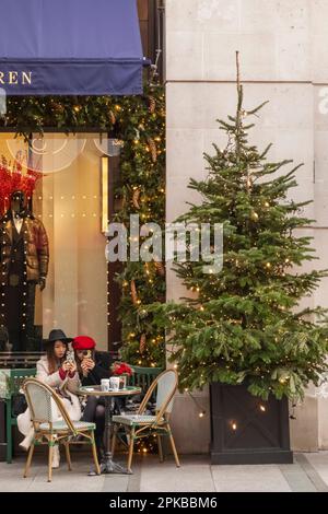 Inghilterra, Londra, Piccadilly, New Bond Street, vista esterna del negozio Ralph Lauren con decorazioni natalizie Foto Stock