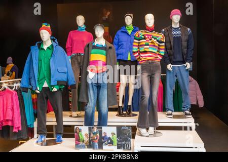 Giappone, Honshu, Tokyo, Ginza, Gap Store Shop esposizione di abbigliamento Foto Stock