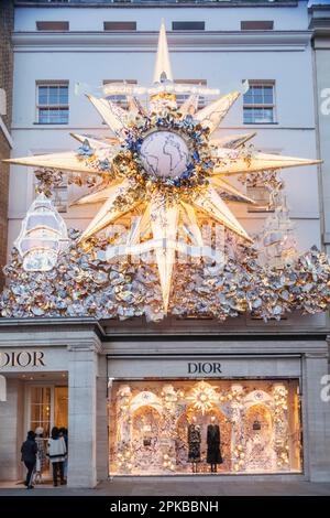 Inghilterra, Londra, Piccadilly, New Bond Street, facciata esterna del negozio Dior con decorazioni natalizie Foto Stock