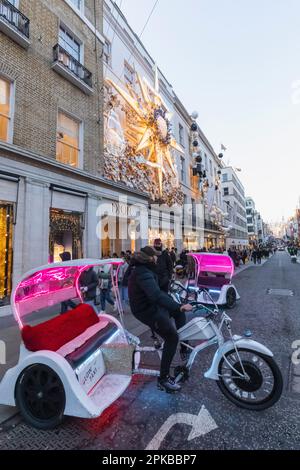 Inghilterra, Londra, Piccadilly, New Bond Street, Pedicab Taxi in attesa dei clienti Foto Stock