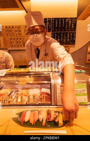 Giappone, Honshu, Tokyo, Vista interna del Ristorante Sushi Foto Stock
