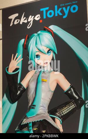 Giappone, Honshu, Tokyo, Tokyo City Old incontra il nuovo poster pubblicitario Foto Stock