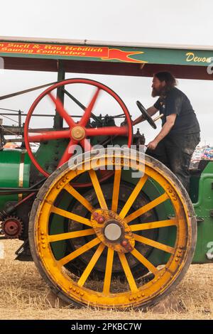 Inghilterra, Dorset, la fiera annuale del vapore del grande Dorset a Tarrant Hinton, vicino al Blandford Forum, al Steam Engine driver e alle ruote Foto Stock