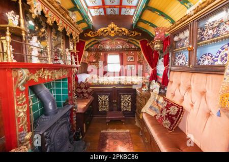 Inghilterra, Dorset, la fiera annuale del vapore del grande Dorset a Tarrant Hinton vicino al Blandford Forum, interno colorato di tradizionale caravan zingaro Foto Stock