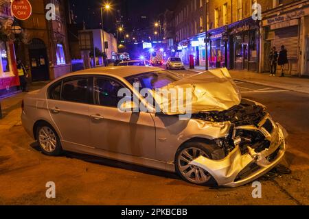 Inghilterra, Londra, ha distrutto l'automobile dopo l'incidente in strada alla notte Foto Stock