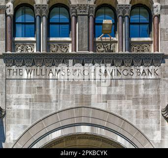 La base calcarea della Williamsburgh Savings Bank è riccamente intagliata con simboli di risparmio e bancari. L'ex piano della banca è ora un luogo di ritrovo per eventi. Foto Stock