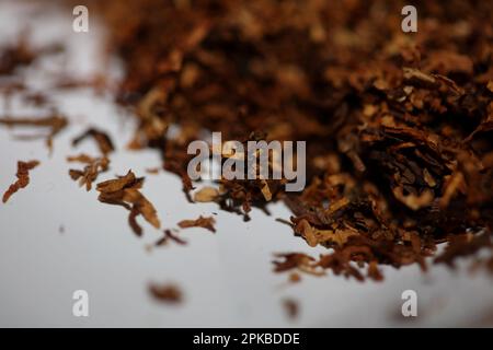 Rolling fogli essiccati del tabacco primo piano sfondo grande formato alta qualità foto di scorta fumo tossicodipendenti sigarette e giunti Foto Stock