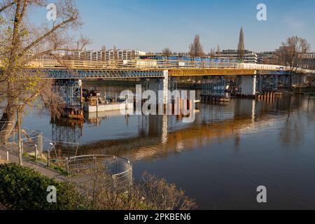 Ponte pedonale HolKa sul fiume Moldava a Praga in costruzione. Foto Stock