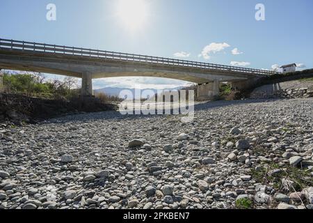 Problemi di siccità e aridità nel po, completamente privo di acqua sotto il ponte, cambiamenti climatici e riscaldamento globale Foto Stock