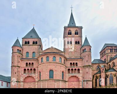 L'alta Cattedrale di San Pietro in Treviri, la più antica chiesa vescovile in Germania, la chiesa madre della diocesi di Treviri e la più grande chiesa buil Foto Stock