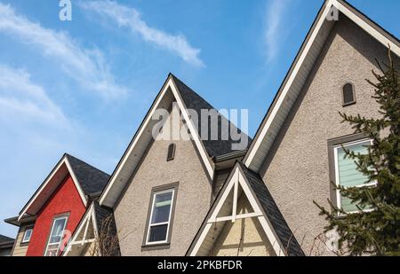 Il tetto scandole in cima alla casa contro il cielo blu. Piastrelle di asfalto scuro sullo sfondo del tetto. scandole nere, tegole. Nessuno, fuoco selettivo, str Foto Stock