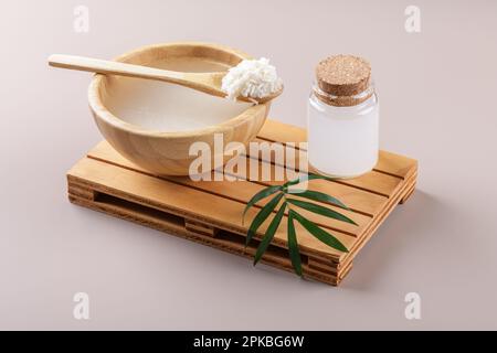 Acqua di riso cosmetica fatta in casa con ingredienti e kit di bellezza su sfondo beige, sani trattamenti di bellezza ingredienti per la competica fatta in casa, la bellezza Foto Stock