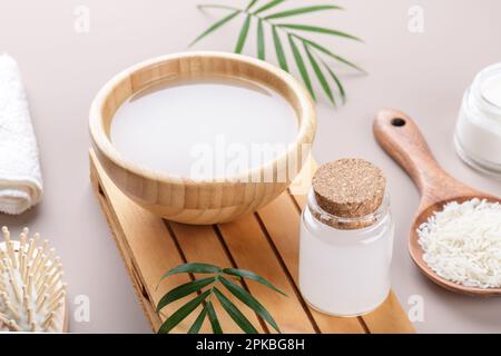 Acqua di riso cosmetica fatta in casa con ingredienti e kit di bellezza su sfondo beige, sani trattamenti di bellezza ingredienti per la competica fatta in casa, la bellezza Foto Stock