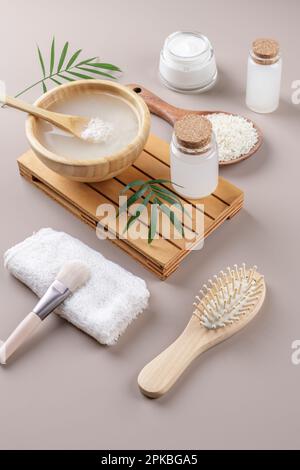 Acqua di riso cosmetica fatta in casa con ingredienti e kit di bellezza su sfondo beige, sani trattamenti di bellezza ingredienti per la competica fatta in casa, la bellezza Foto Stock