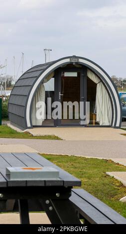 Campeggio moderno Irlanda del Nord. Tavolo da picnic e baccello glamping a noleggio presso il sito ABC council accanto al porticciolo di acqua dolce sul Lough Neagh. Foto Stock