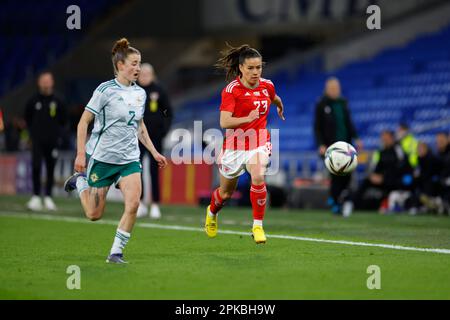 Cardiff, Regno Unito. 06th Apr, 2023. Cardiff, Galles, 6th 2023 aprile: Ffion Morgan (23 Galles) e Rebecca McKenna (2 Irlanda del Nord) inseguono la palla durante la partita di calcio internazionale amichevole tra Galles e Irlanda del Nord al Cardiff City Stadium di Cardiff, Galles. (James Whitehead/SPP) Credit: SPP Sport Press Photo. /Alamy Live News Foto Stock