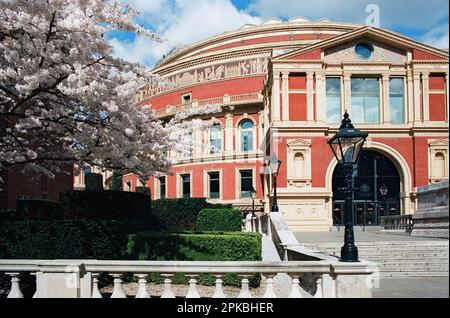 L'entrata sud della Royal Albert Hall, Kensington, Londra UK, in primavera Foto Stock