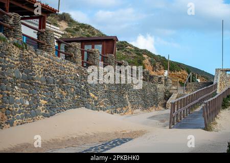 SAGRES, PORTOGALLO - 27 FEBBRAIO 2023: Scale per la spiaggia Praia do Castelejo vicino Sagres Sagres, Portogallo il 27 febbraio 2023 Foto Stock