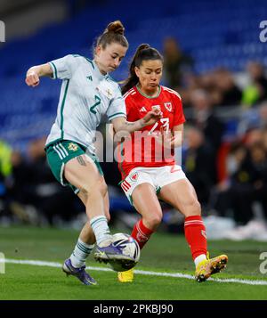 Cardiff, Regno Unito. 06th Apr, 2023. Cardiff, Galles, 6th 2023 aprile: Rebecca McKenna (2 Irlanda del Nord) e Ffion Morgan (23 Galles) si battono per la palla durante la partita di calcio internazionale amichevole tra Galles e Irlanda del Nord al Cardiff City Stadium di Cardiff, Galles. (James Whitehead/SPP) Credit: SPP Sport Press Photo. /Alamy Live News Foto Stock