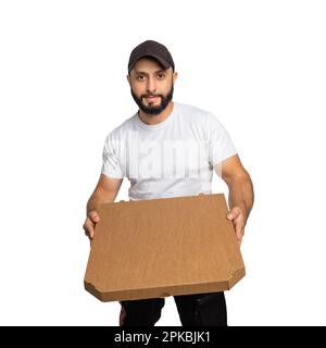 Giovane uomo sorridente mentre si posa con la scatola della pizza isolata su sfondo bianco. Foto Stock