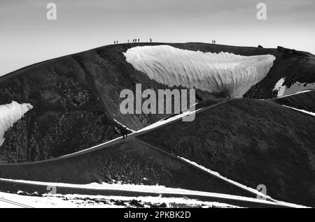 Fotografia in bianco e nero Cinder cono di vulcano e silhoutte in inverno Parco Nazionale dell'Etna, Sicilia, Italia Foto Stock