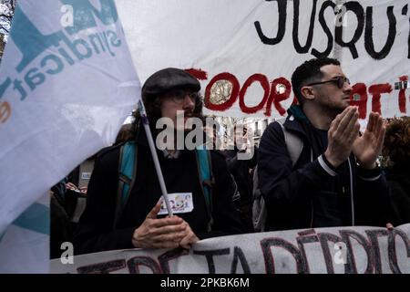 Parigi, Francia. 6th Apr 2023. Michael Bunel / le Pictorium - dimostrazione contro la riforma pensionistica a Parigi - 6/4/2023 - Francia / Parigi - processione studentesca. Undicesimo giorno di mobilitazione contro la riforma delle pensioni, l'uso del 49,3 e le politiche del governo di Emmanuel Macron. 6 aprile 2023. Parigi, Francia. Credit: LE PICTORIUM/Alamy Live News Foto Stock