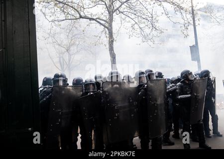 Parigi, Francia. 6th Apr 2023. Michael Bunel / le Pictorium - dimostrazione contro la riforma delle pensioni a Parigi - 6/4/2023 - Francia / Parigi - undicesimo giorno di mobilitazione contro la riforma delle pensioni, l'uso del 49,3 e le politiche del governo di Emmanuel Macron. 6 aprile 2023. Parigi, Francia. Credit: LE PICTORIUM/Alamy Live News Foto Stock