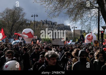 Parigi, Francia. 6th Apr 2023. Michael Bunel / le Pictorium - dimostrazione contro la riforma delle pensioni a Parigi - 6/4/2023 - Francia / Parigi - undicesimo giorno di mobilitazione contro la riforma delle pensioni, l'uso del 49,3 e le politiche del governo di Emmanuel Macron. 6 aprile 2023. Parigi, Francia. Credit: LE PICTORIUM/Alamy Live News Foto Stock