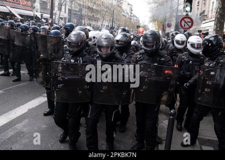 Parigi, Francia. 6th Apr 2023. Michael Bunel / le Pictorium - dimostrazione contro la riforma pensionistica a Parigi - 6/4/2023 - Francia / Parigi - le squadre di intervento BRAV-M che operano nella manifestazione. Possono essere riconosciuti dai loro caschi per moto. Undicesimo giorno di mobilitazione contro la riforma delle pensioni, l'uso del 49,3 e le politiche del governo di Emmanuel Macron. 6 aprile 2023. Parigi, Francia. Credit: LE PICTORIUM/Alamy Live News Foto Stock