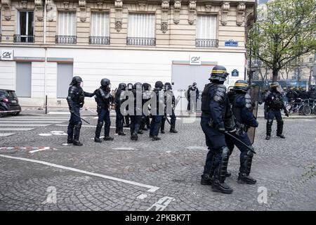 Parigi, Francia. 6th Apr 2023. Michael Bunel / le Pictorium - dimostrazione contro la riforma delle pensioni a Parigi - 6/4/2023 - Francia / Parigi - undicesimo giorno di mobilitazione contro la riforma delle pensioni, l'uso del 49,3 e le politiche del governo di Emmanuel Macron. 6 aprile 2023. Parigi, Francia. Credit: LE PICTORIUM/Alamy Live News Foto Stock