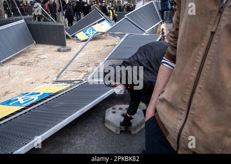 Parigi, Francia. 6th Apr 2023. Michael Bunel / le Pictorium - dimostrazione contro la riforma pensionistica a Parigi - 6/4/2023 - Francia / Parigi - Un protester con cappuccio vestito di nero raccoglie la base in cemento di una barriera per cantieri edili. Undicesimo giorno di mobilitazione contro la riforma delle pensioni, l'uso del 49,3 e le politiche del governo di Emmanuel Macron. 6 aprile 2023. Parigi, Francia. Credit: LE PICTORIUM/Alamy Live News Foto Stock