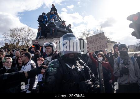 Parigi, Francia. 6th Apr 2023. Michael Bunel / le Pictorium - dimostrazione contro la riforma pensionistica a Parigi - 6/4/2023 - Francia / Parigi - la polizia che circonda i manifestanti si è radunata intorno al leone in luogo Denfert Rochereau. Undicesimo giorno di mobilitazione contro la riforma delle pensioni, l'uso del 49,3 e le politiche del governo di Emmanuel Macron. 6 aprile 2023. Parigi, Francia. Credit: LE PICTORIUM/Alamy Live News Foto Stock