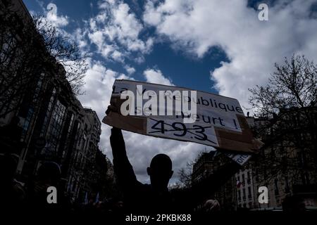 Parigi, Francia. 6th Apr 2023. Michael Bunel / le Pictorium - dimostrazione contro la riforma pensionistica a Parigi - 6/4/2023 - Francia / Parigi - Un dimostratore tiene un segno che dice, la 5th Repubblica sta morendo. Undicesimo giorno di mobilitazione contro la riforma delle pensioni, l'uso del 49,3 e le politiche del governo di Emmanuel Macron. 6 aprile 2023. Parigi, Francia. Credit: LE PICTORIUM/Alamy Live News Foto Stock