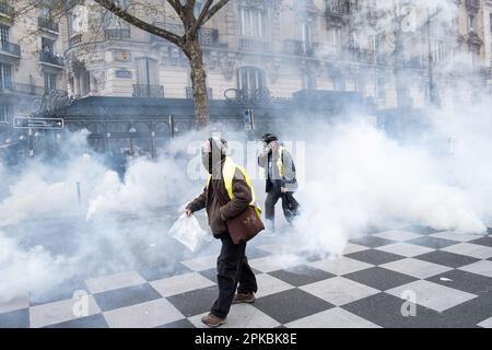 Parigi, Francia. 6th Apr 2023. Michael Bunel / le Pictorium - dimostrazione contro la riforma pensionistica a Parigi - 6/4/2023 - Francia / Parigi - due manifestanti che indossano gilet gialli sono catturati in gas lacrimogeno della polizia. Undicesimo giorno di mobilitazione contro la riforma delle pensioni, l'uso del 49,3 e le politiche del governo di Emmanuel Macron. 6 aprile 2023. Parigi, Francia. Credit: LE PICTORIUM/Alamy Live News Foto Stock