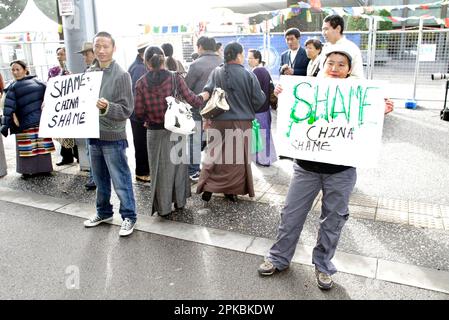 Manifestanti anti anti-cinesi del Tibet al di fuori degli insegnamenti delle "fasi di meditazione" del Dalai lama, che si terranno a Sydney dal 11-14 giugno al Sydney Showground nel Parco Olimpico di Sydney per più di quattro giorni. Sydney, Australia. 11.06.08. Foto Stock