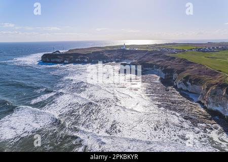 Flamborough Head, Yorkshire Coast. L'Inghilterra vista dal drone aereo. Il tempo in riva al mare è stupendo. Foto di alta qualità Foto Stock