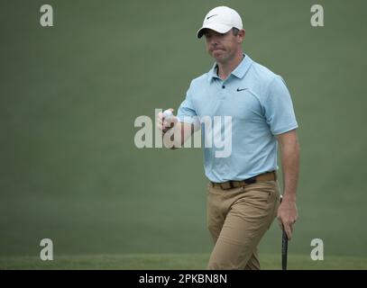 Augusta, Stati Uniti. 06th Apr, 2023. Rory McElroy reagisce dopo il putt birdie sulla seconda buca al torneo Masters all'Augusta National Golf Club di Augusta, Georgia, giovedì 6 aprile 2023. Foto di Bob strong/UPI Credit: UPI/Alamy Live News Foto Stock