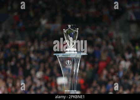 Londra, Regno Unito. 06th Apr, 2023. Il Trofeo durante la partita di calcio femminile Finalissima 2023 tra l'Inghilterra (campione europeo UEFA Womens) e il Brasile (campione sudamericano CONMEBOL Womens) al Wembley Stadium, Londra, Inghilterra. (Foto: Pedro Soares/Sports Press Photo/C - SCADENZA UN'ORA - ATTIVARE FTP SOLO SE LE IMMAGINI HANNO MENO DI UN'ORA - Alamy) Credit: SPP Sport Press Photo. /Alamy Live News Foto Stock