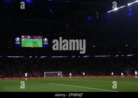 Londra, Regno Unito. 06th Apr, 2023. Wembley tifosi con luci mobili durante la partita di calcio femminile Finalissima 2023 tra Inghilterra (campione europeo UEFA Womens) e Brasile (campione sudamericano CONMEBOL Womens) al Wembley Stadium, Londra, Inghilterra. (Foto: Pedro Soares/Sports Press Photo/C - SCADENZA UN'ORA - ATTIVARE FTP SOLO SE LE IMMAGINI HANNO MENO DI UN'ORA - Alamy) Credit: SPP Sport Press Photo. /Alamy Live News Foto Stock