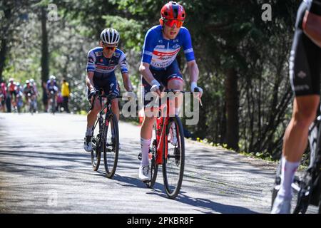 La Asturiana, Spagna, 06th aprile 2023: Trek-Segafredo rider, Mattias Skjelmose insieme a James Knox (Soudal - Quick Step) durante la 4th tappa del Paese Basco Itzulia 2023 tra Santurtzi e Santurtzi il 06 aprile 2023, a la Asturiana, Spagna. Credit: Alberto Brevers / Alamy Live News Foto Stock