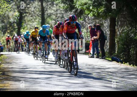 La Asturiana, Spagna, 06th aprile 2023: Il gruppo guidato dai piloti INEOS - Grenadiers durante la 4th tappa del Paese Basco Itzulia 2023 tra Santurtzi e Santurtzi il 06 aprile 2023, a la Asturiana, Spagna. Credit: Alberto Brevers / Alamy Live News Foto Stock