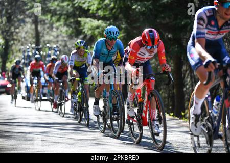 La Asturiana, Spagna, 06th aprile 2023: Il pilota di Trek-Segafredo Juan Pedro Lopez insieme a David de la Cruz (Astana Qazaqstan Team) durante la 4th tappa del Paese Basco Itzulia 2023 tra Santurtzi e Santurtzi il 06 2023 aprile, a la Asturiana, Spagna. Credit: Alberto Brevers / Alamy Live News Foto Stock